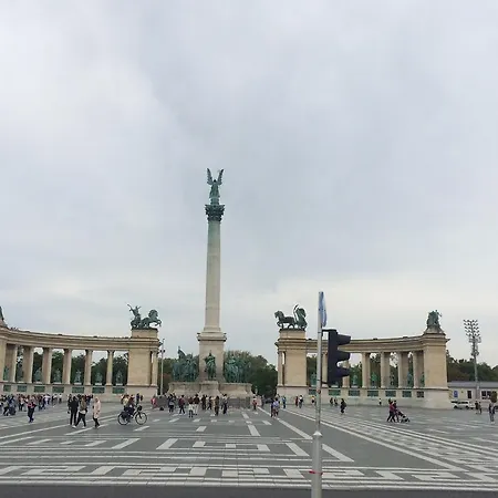 Near The Heroes Square Διαμέρισμα *