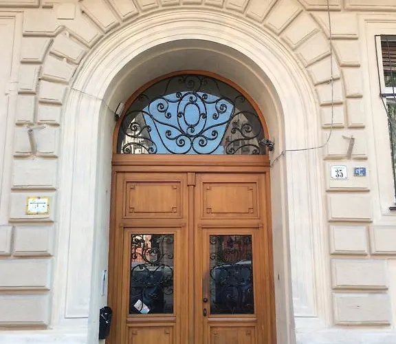 Near The Heroes Square Daire Budapeşte