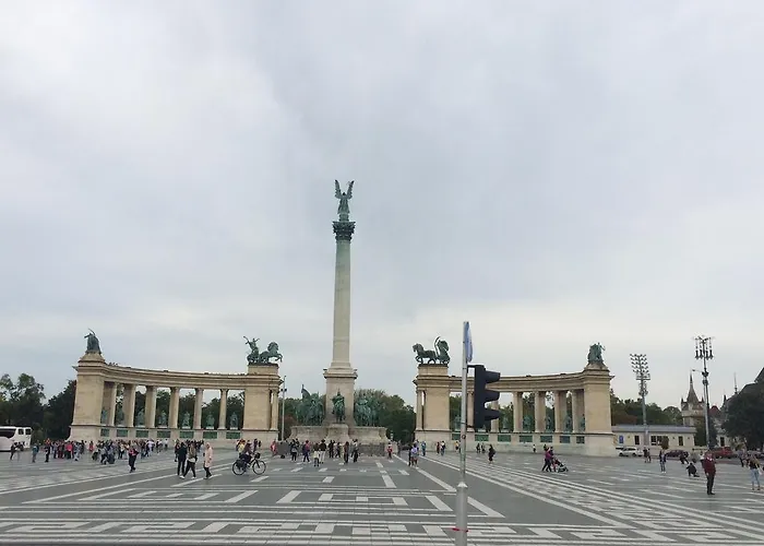 Near The Heroes Square Daire *