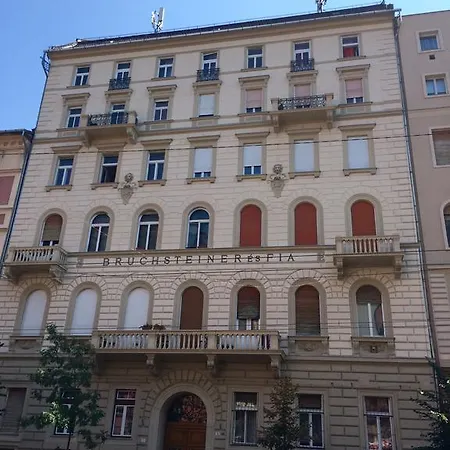 Near The Heroes Square Apartman