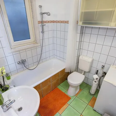 Near The Heroes Square Apartman