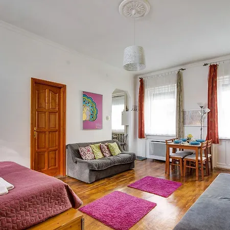 Near The Heroes Square Apartman *